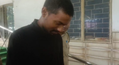 বিমানবন্দরে কাঁচ ভেঙে বাইরে বেরোনোর চেষ্টা, আটক যুবক